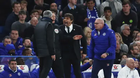 Conte y Mourinho discuten en la banda de Stamford Bridge Conte y Mourinho discuten en la banda de Stamford Bridge