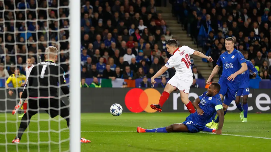 Nasri dispara a puerta ante Schmeichel Nasri dispara a puerta ante Schmeichel