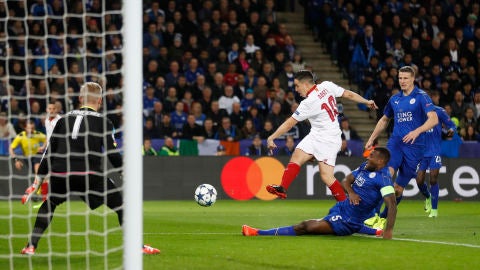 Nasri dispara a puerta ante Schmeichel
