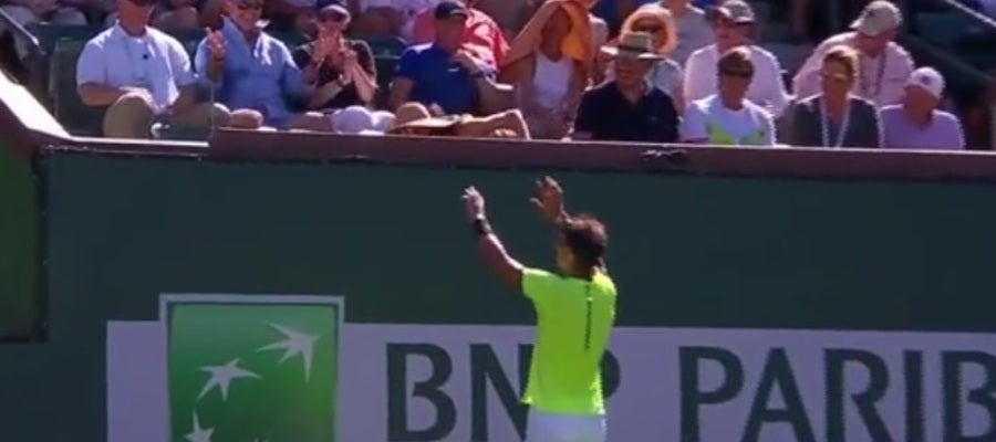 Nadal pidiendo al público que le devuelvan la raqueta tras lanzarla al aire Nadal pidiendo al público que le devuelvan la raqueta tras lanzarla al aire