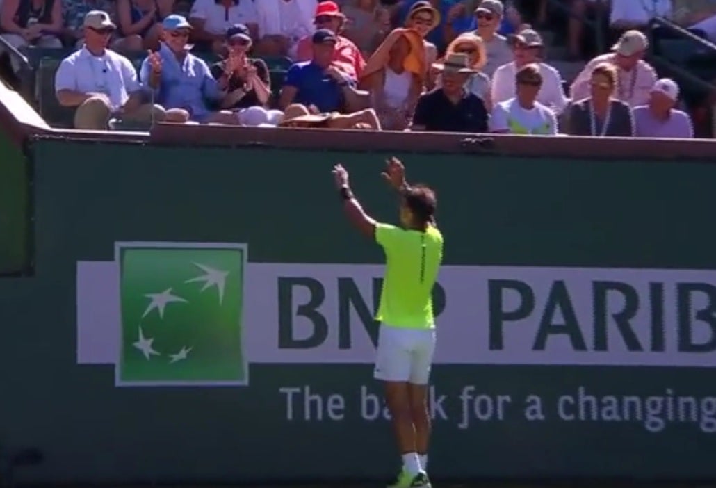 El recurso más pillo de Rafa Nadal para llegar a la bola: ¡lanza la raqueta por los aires! El recurso más pillo de Rafa Nadal para llegar a la bola: ¡lanza la raqueta por los aires!