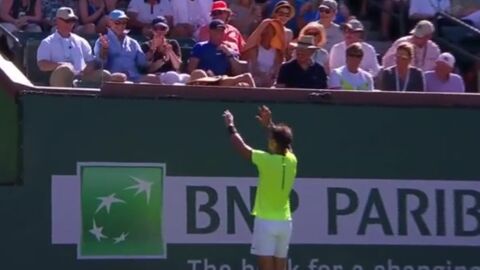 Nadal pidiendo al p&uacute;blico que le devuelvan la raqueta tras lanzarla al aire