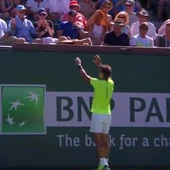 Nadal pidiendo al público que le devuelvan la raqueta tras lanzarla al aire Nadal pidiendo al público que le devuelvan la raqueta tras lanzarla al aire