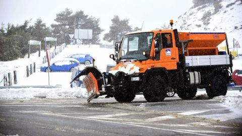 Un quitanieves despeja las carreteras por el temporal de nieve en Sierra Nevada