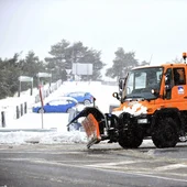 Un quitanieves despeja las carreteras por el temporal de nieve en Sierra Nevada Un quitanieves despeja las carreteras por el temporal de nieve en Sierra Nevada