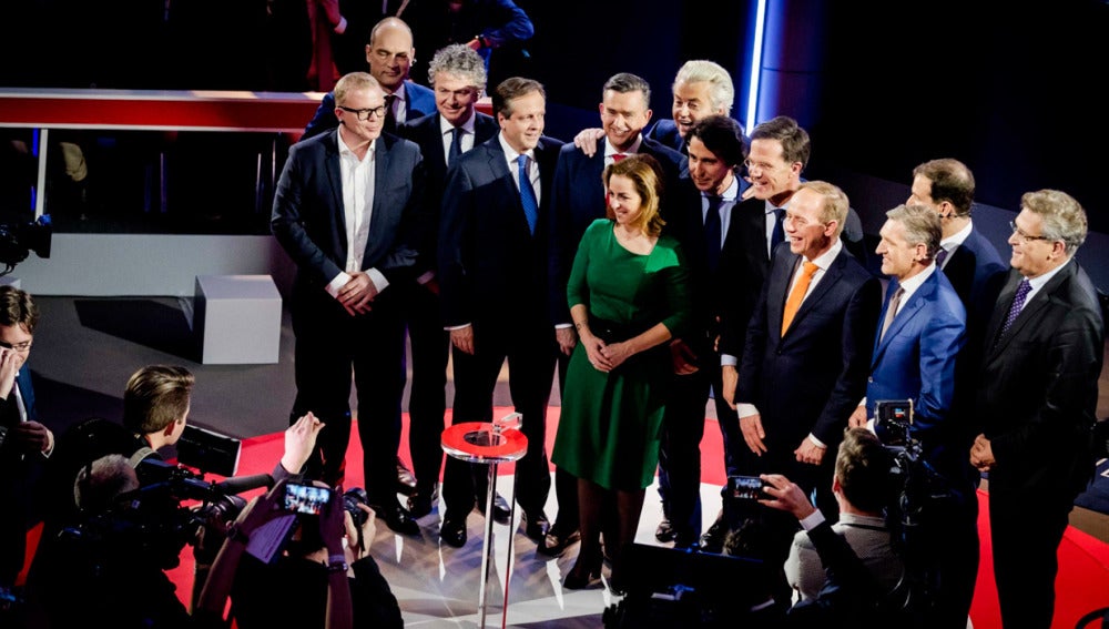 Los líderes políticos holandeses posan para la prensa al finalizar el debate electoral celebrado anoche en la Haya