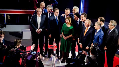 Los l&iacute;deres pol&iacute;ticos holandeses posan para la prensa al finalizar el debate electoral celebrado anoche en la Haya
