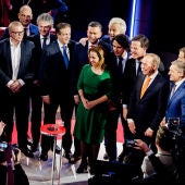 Los líderes políticos holandeses posan para la prensa al finalizar el debate electoral celebrado anoche en la Haya