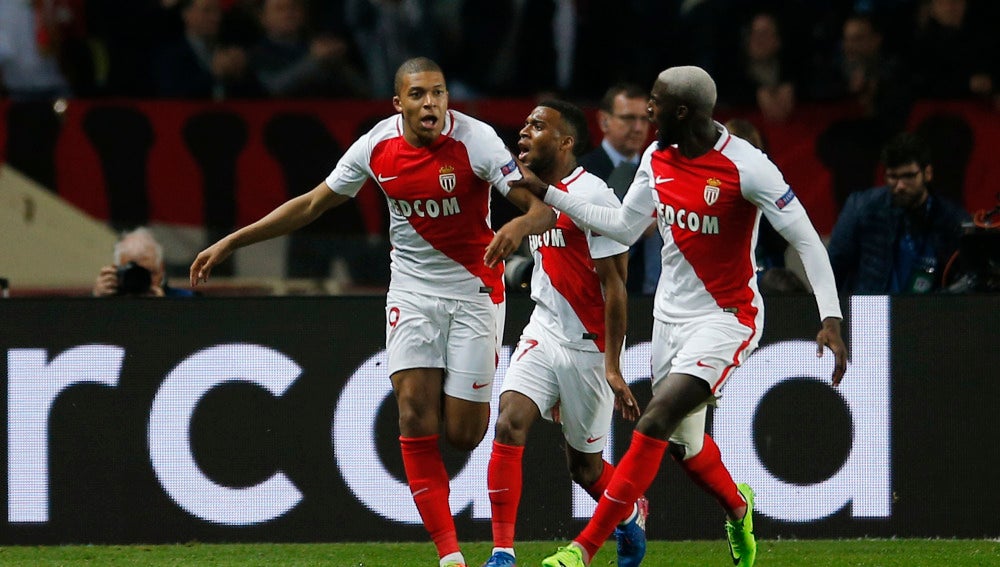 Los jugadores del Mónaco celebran un gol al City