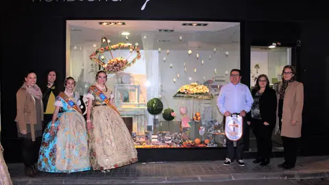 La Floristeria Pètals se ha llevado el máximo galardón en la categoría de Escaparates grandes. La Floristeria Pètals se ha llevado el máximo galardón en la categoría de Escaparates grandes.
