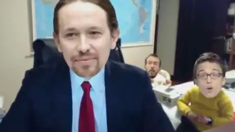 Meme de Pablo Iglesias parodiando al padre 'troleado' por sus hijos en la BBC Meme de Pablo Iglesias parodiando al padre 'troleado' por sus hijos en la BBC