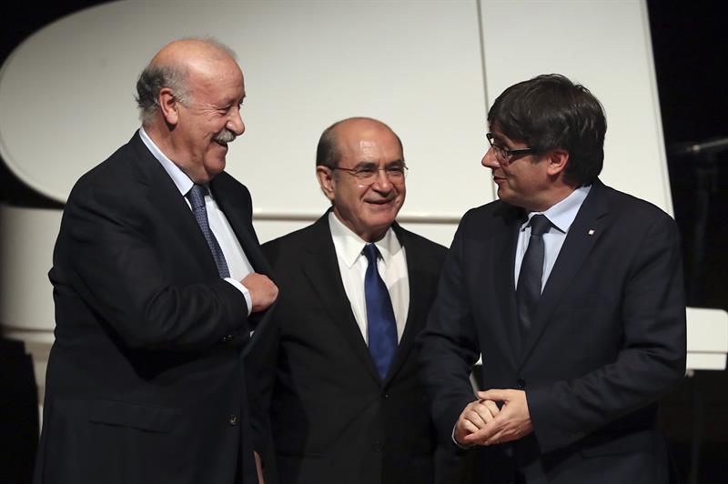 Puigdemont elogia la actitud dialogante de Del Bosque: "Necesitamos más Vicentes" Puigdemont elogia la actitud dialogante de Del Bosque: "Necesitamos más Vicentes"