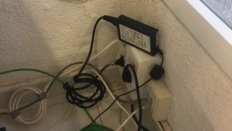 Cables conectados a un enchufe con el suelo mojado en el consultorio médico de Arenales del Sol. Arenales del Sol