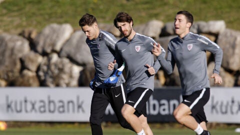Remiro, en un entrenamiento del Athletic junto a Yeray &Aacute;lvarez y &Oacute;scar de Marcos