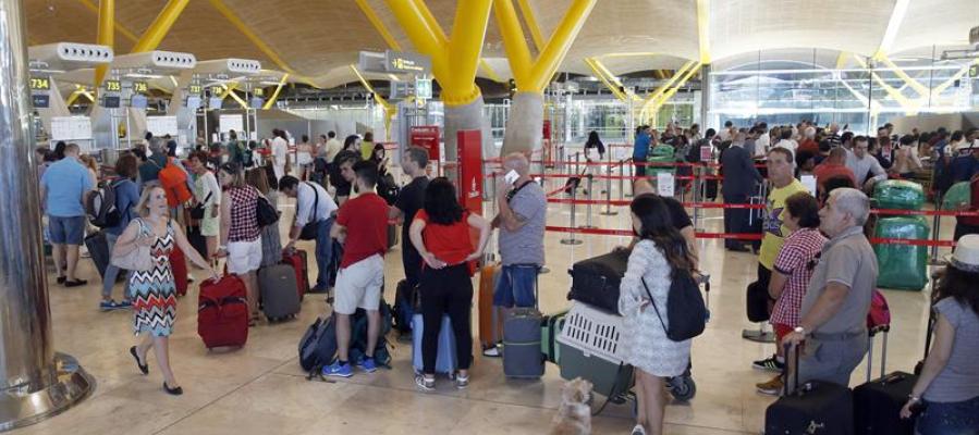 Viajeros esperan para facturar su equipaje en de la T4 del aeropuerto de Adolfo Suárez Madrid-Barajas Viajeros esperan para facturar su equipaje en de la T4 del aeropuerto de Adolfo Suárez Madrid-Barajas