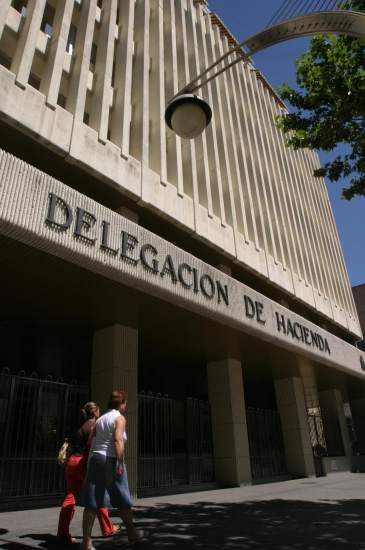 Detenido un funcionario en relación con el registro de la delegación de Hacienda en Málaga Detenido un funcionario en relación con el registro de la delegación de Hacienda en Málaga