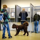 Varias personas votan en un colegio electoral en La Haya