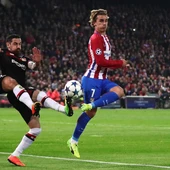 Griezmann trata de rematar ante la defensa del Leverkusen Griezmann trata de rematar ante la defensa del Leverkusen