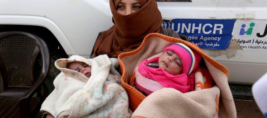 Una refugiada siria espera pare recibir ayuda médica en una clínica cerca del campo de refugiados de Rukban, en la frontera entre Jordania y Siria Una refugiada siria espera pare recibir ayuda médica en una clínica cerca del campo de refugiados de Rukban, en la frontera entre Jordania y Siria