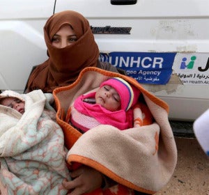 Una refugiada siria espera pare recibir ayuda médica en una clínica cerca del campo de refugiados de Rukban, en la frontera entre Jordania y Siria Una refugiada siria espera pare recibir ayuda médica en una clínica cerca del campo de refugiados de Rukban, en la frontera entre Jordania y Siria
