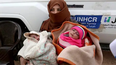 Una refugiada siria espera pare recibir ayuda médica en una clínica cerca del campo de refugiados de Rukban, en la frontera entre Jordania y Siria Una refugiada siria espera pare recibir ayuda médica en una clínica cerca del campo de refugiados de Rukban, en la frontera entre Jordania y Siria