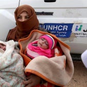 Una refugiada siria espera pare recibir ayuda médica en una clínica cerca del campo de refugiados de Rukban, en la frontera entre Jordania y Siria