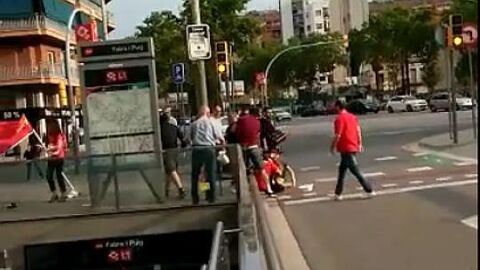 Momento de la agresi&oacute;n a dos aficionadas de la selecci&oacute;n espa&ntilde;ola en Barcelona