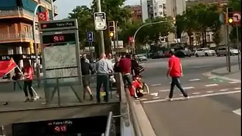 Momento de la agresión a dos aficionadas de la selección española en Barcelona Momento de la agresión a dos aficionadas de la selección española en Barcelona