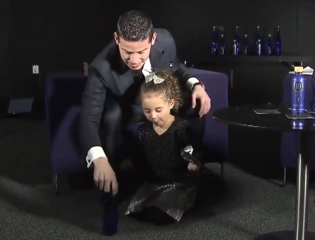 La hija de James 'humilla' a su padre en el reto de la botella La hija de James 'humilla' a su padre en el reto de la botella