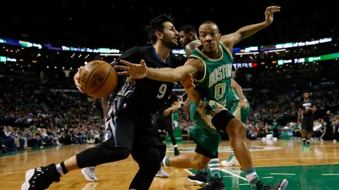 Ricky Rubio penetra a canasta ante la defensa de Avery Bradley Ricky Rubio penetra a canasta ante la defensa de Avery Bradley