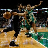 Ricky Rubio penetra a canasta ante la defensa de Avery Bradley