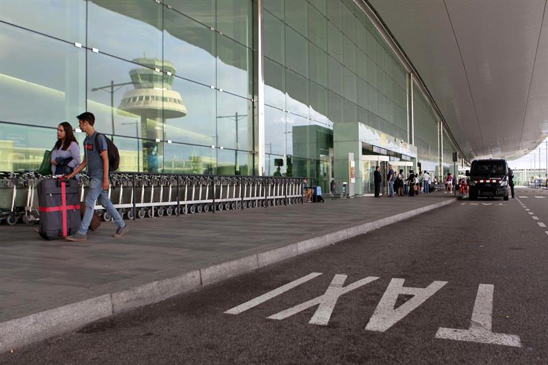 Ningún taxi en Barajas como consecuencia de la huelga contra Uber y Cabify Ningún taxi en Barajas como consecuencia de la huelga contra Uber y Cabify