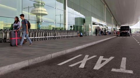 La parrilla de taxis en la Terminal 1 del Aeropuerto de Barcelona-El Prat