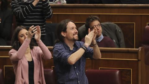 Pablo Iglesias, Irene Montero y, de fondo, &Iacute;&ntilde;igo Errej&oacute;n