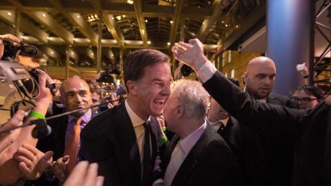 El primer ministro holand&eacute;s Mark Rutte celebra su triunfo en las elecciones