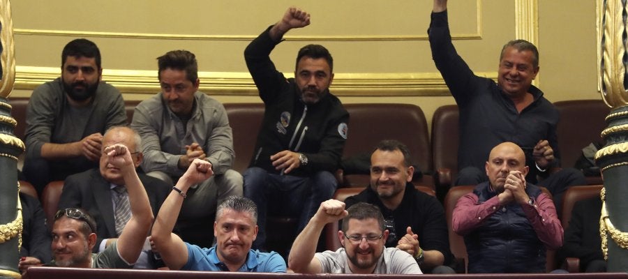 Un grupo de estibadores saludan desde la tribuna de invitados del Congreso Un grupo de estibadores saludan desde la tribuna de invitados del Congreso