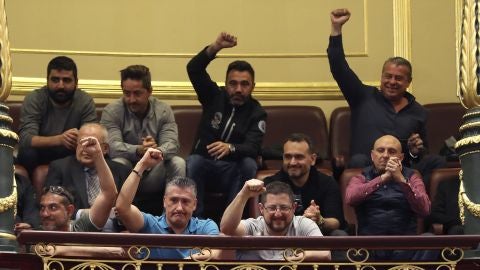 Un grupo de estibadores saludan desde la tribuna de invitados del Congreso 