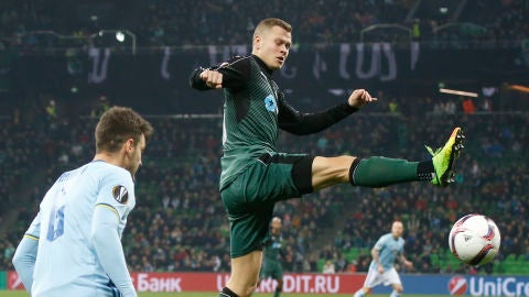 Radoja pone un centro ante Viktor Claesson
