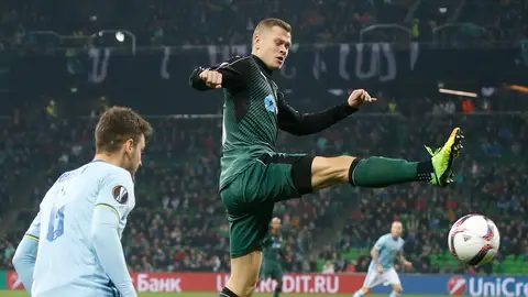 Radoja pone un centro ante Viktor Claesson Radoja pone un centro ante Viktor Claesson