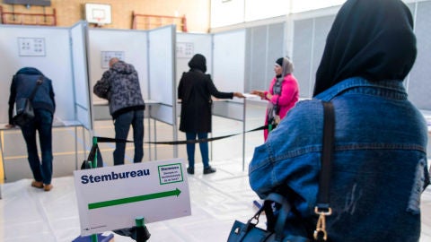 Ciudadanos holandeses votando en las elecciones de 2017
