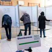 Ciudadanos holandeses votando en las elecciones de 2017