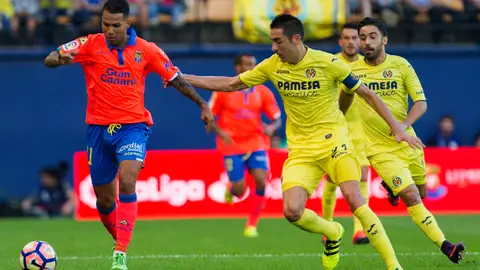 Bruno lucha por hacerse con el balón con Jonathan Viera. Bruno lucha por hacerse con el balón con Jonathan Viera.
