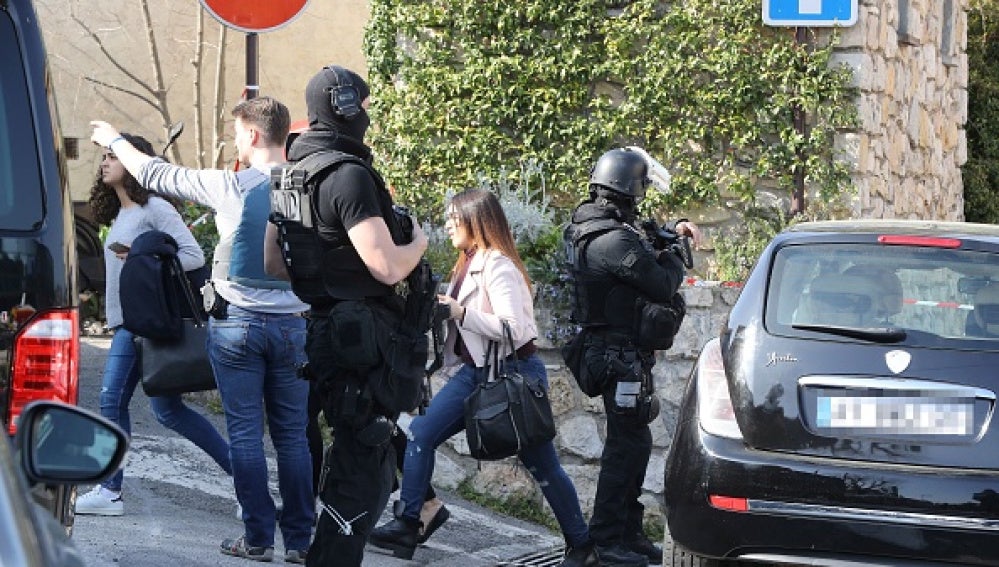 Dos policías en los alrededores del instituto en Grasse (Francia) donde se ha producido el tiroteo