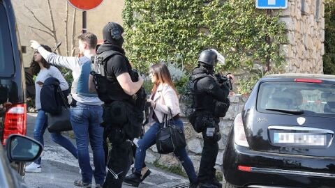 Dos polic&iacute;as en los alrededores del instituto en Grasse (Francia) donde se ha producido el tiroteo