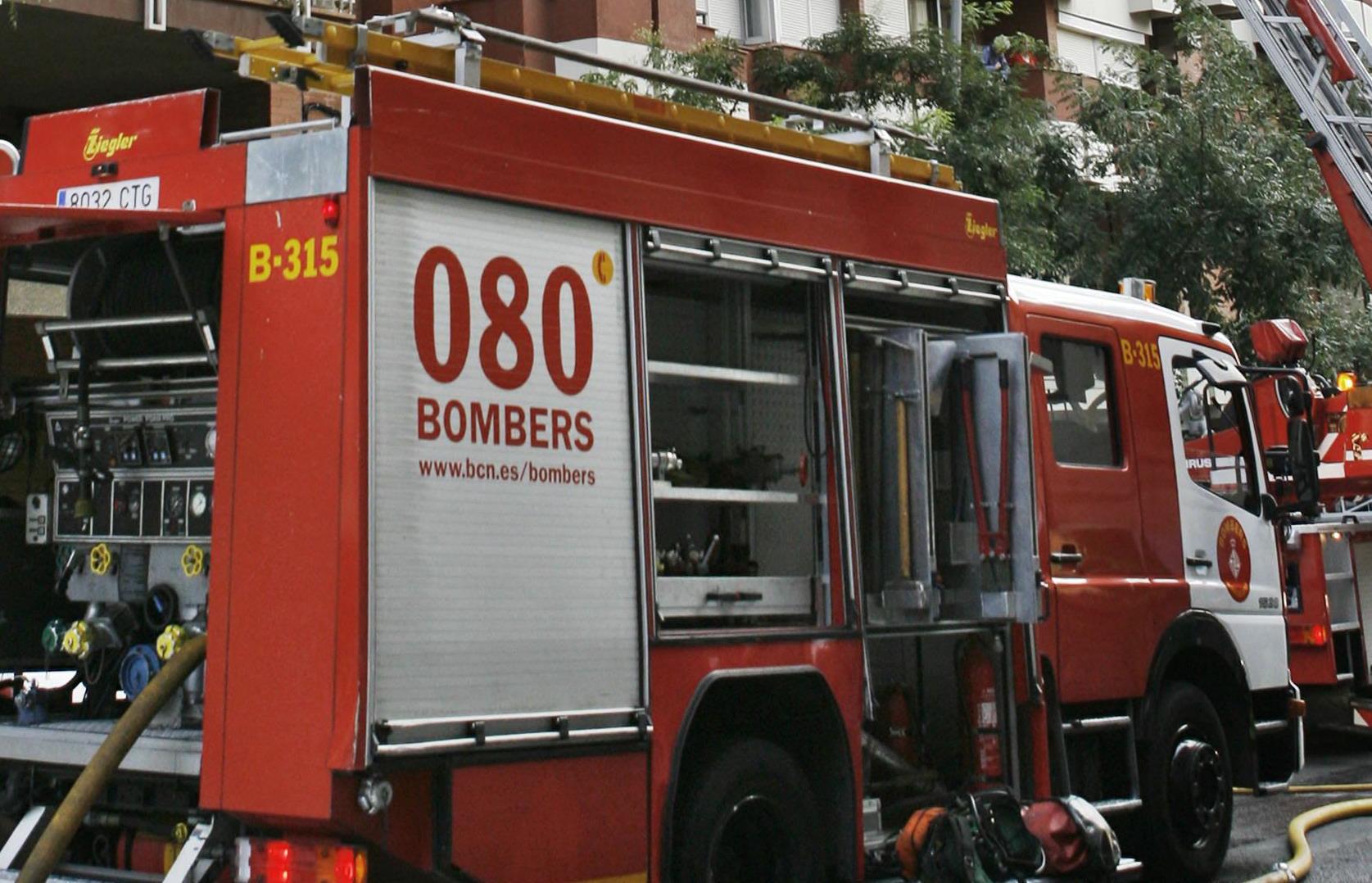 El derrumbe de un balcón obliga a desalojar dos edificios en Barcelona El derrumbe de un balcón obliga a desalojar dos edificios en Barcelona