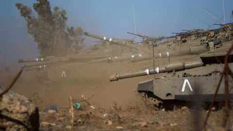 Tanques israel&iacute;es patrullaban los Altos del Gol&aacute;n, en Israel, junto la frontera siria, el pasado mes de noviembre