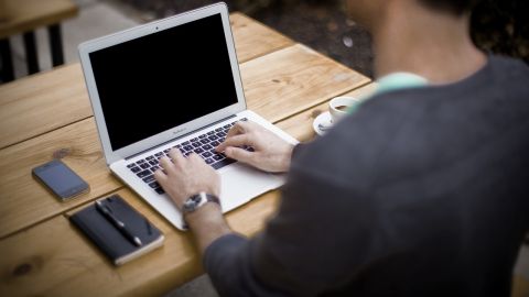 Una persona trabajando