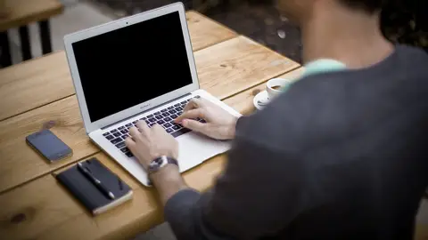 Una persona trabajando Una persona trabajando