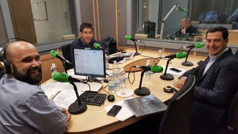 Juan Manuel Moreno en La Br&uacute;jula junto a David del Cura