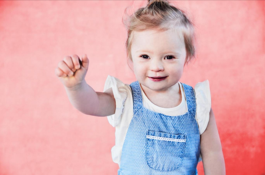 Una niña con sindrome de Down de sólo 2 años rompe estereotipos al convertirse en modelo Una niña con sindrome de Down de sólo 2 años rompe estereotipos al convertirse en modelo